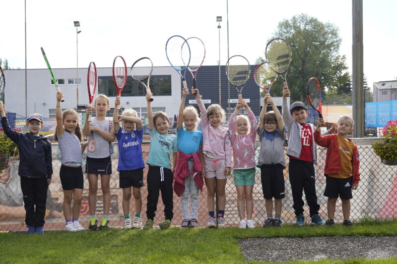 Bambini-Halbtags Tenniswoche by allstep – Sommersportwochen, Sportkurse; Tennistraining